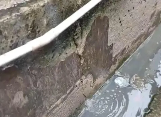 Kondisi tanggul Muara Baru di permukiman RT 20 RW 17 Penjaringan, Jakarta Utara yang sudah mulai rembes ke permukiman warga. (Sumber: Istimewa)