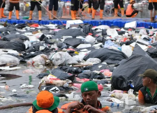 Penanganan sampah di Tanggul Muara Baru, Jakarta Utara oleh Dinas Lingkungan Hidup Jakarta. (Sumber: Kominfotik DLH Jakarta)