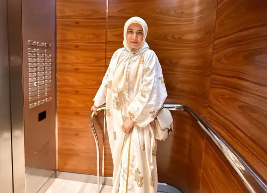 Sosok Datin Sri Vie Shantie Khan tengah viral setelah beredar video yang diduga merekam prosesi pernikahannya di Malaysia dengan Gubernur Aceh, Muzakir Manaf alias Mualem. (Sumber: Instagram/@vieshantiekhan)