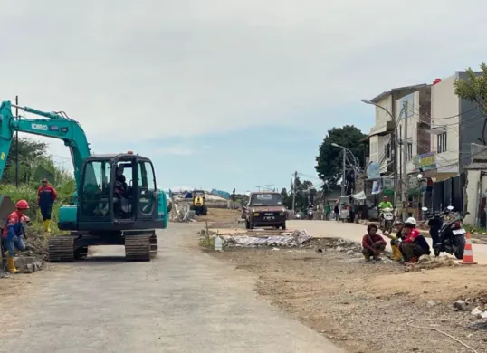 Kondisi dikawasan proyek pembangunan Flyover Pusdikpom, di wilayah Kelurahan Baros, Kecamatan Cimahi Tengah, Kota Cimahi, Selasa 20 Januari 2026. (Sumber: Poskota/Gatot Poedji Utomo)
