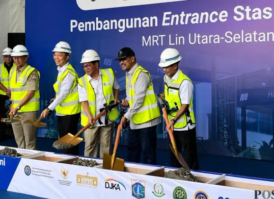 Gubernur Jakarta, Pramono Anung melakukan peletakan batu pertama (groundbreaking) pembangunan pintu masuk (entrance) Stasiun Harmoni, Gambir, Jakarta Pusat, Selasa, 20 Januari 2026. (Sumber: Poskota/M. Tegar Jihad)