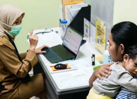 Ilustrasi dokter memeriksa pasien DBD di Puskesmas Gambir, Jakarta Pusat, Selasa, 20 Januari 2026. (Sumber: Poskota/Bilal Nugraha Ginanjar)