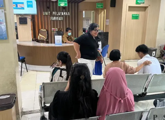Pasien yang berobat ke Puskemas Cengkareng, Jakarta Barat, Selasa, 20 Januari 2026. (Sumber: Poskota/Pandi Ramedhan)