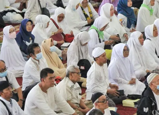 Sebelum keberangkatan ke tanah suci, calon jemaah haji berkumpul di Masjid Agung, Bandung untuk mendapat pengarahan. (Sumber: Poskota/Gatot Poedji Utomo)