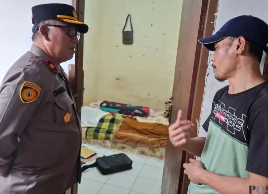 Kapolsek Cinere, Kompol Chairul Saleh bersama Kanit Reskrim Polsek Cinere Iptu Firman melakukan cek TKP orang meninggal dunia di Limo Depok. (Sumber: Poskota/Angga Pahlevi)