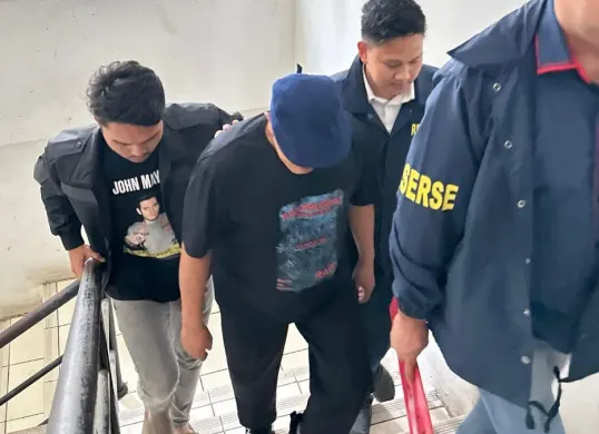 Terduga pelaku kasus pelecehan terhadap siswa diamankan di Polres Tangsel. (Sumber: Dok. Polres Tangsel)
