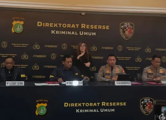 Direktur Reserse Kriminal Umum Polda Metro Jaya, Kombes Iman Imanuddin (dua dari kiri) saat ditemui di Polda Metro Jaya, Jakarta Selatan, Selasa, 20 Januari 2026. (Sumber: Poskota/Ali Mansur)