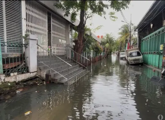 Genangan yang terjadi di kawasan Jalan Latumenten, Jelambar, Grogol Petamburan, Jakarta Barat. (Sumber: Poskota/Pandi Ramedhan)
