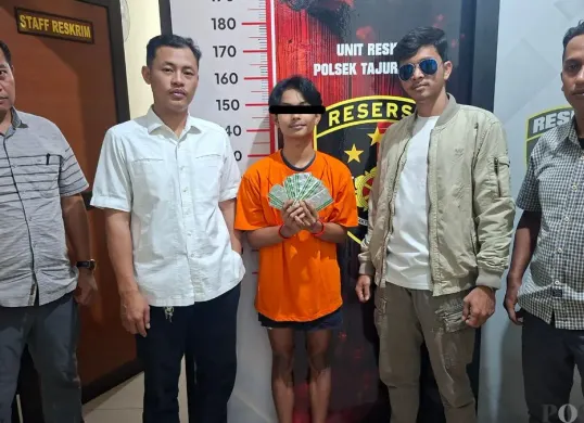 Kanit Reskrim Polsek Tajurhalang, Ipda Mareben Simarsoit bersama anggota berhasil menangkap pelaku penjual obat-obatan keras beserta barang bukti yang disita. (Sumber: Poskota/Angga Pahlevi)