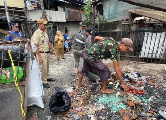 Warga yang membakar sampah sembarangan di Jalan Kebon Pisang RT 10 RW 02, Jelambar, Grogol Petamburan, Jakarta Barat, Selasa 20 Januari 2026, diberikan edukasi. (Sumber: Istimewa)
