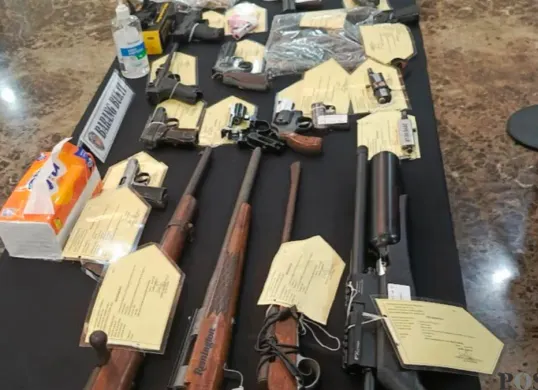 Barang bukti home industry dan penjualan senjata api ilegal dipamerkan di Polda Metro Jaya, Jakarta Selatan, Selasa, 20 Januari 2026. (Sumber: Poskota/Ali Mansur)