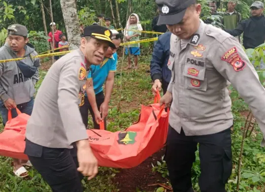 Kapolsek Rumpin Kompol Suyoko bersama anggota saat melakukan evakuasi jasad T yang gantung diri di pohon. (Sumber: Polsek Rumpin)