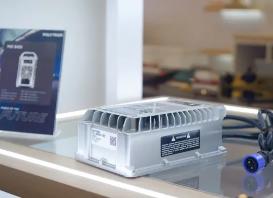 Polytron meluncurkan fast charger portabel 25A resmi untuk motor listrik FOX Electric. (Sumber: Dok. Polytron)