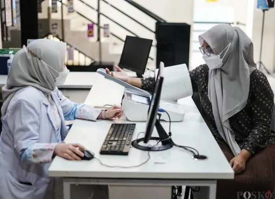 Ilustrasi pemeriksaan kesehatan calon pelamar kerja sebagai syarat administrasi rekrutmen di fasilitas kesehatan resmi. (Sumber: Poskota/Bilal Nugraha Ginanjar)