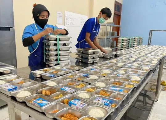 Aktivitas dapur SPPG dalam Program Makan Bergizi Gratis yang melibatkan ribuan tenaga kerja di berbagai daerah sebagai bagian dari upaya peningkatan gizi nasional. (Sumber: Pinterest)