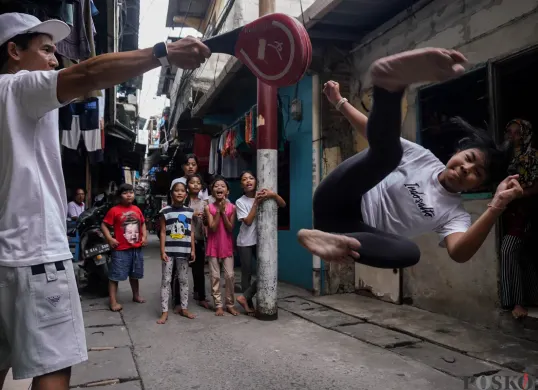 Akrobatik Jalanan Disela Gang Sempit Ibukota