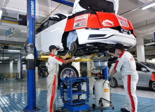 Ilustrasi pemeriksaan mobil pascaliburan panjang. (Sumber: Dok. Auto2000)