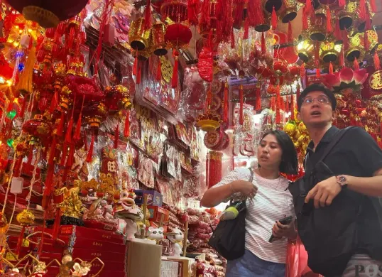 Pengunjung sedang melihat pernak-pernik imlek di kawasan Pecinan Glodok, tepatnya di Petak Sembilan, Tamansari, Jakarta Barat, Rabu 21 Januari 2026. (Sumber: Poskota/Pandi Ramedhan)