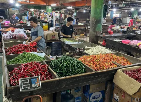 Aktivitas pedagang sayur mayur di Pasar Mitra, Tanah Sereal, Tambora, Jakarta Barat, Rabu, 21 Januari 2026. (Sumber: Poskota/Pandi Ramedhan)