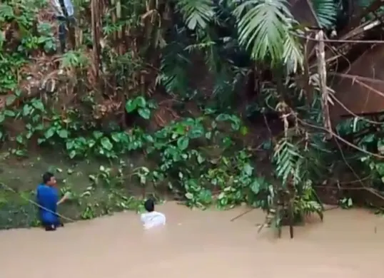 Sejumlah warga di Lebak saat evakuasi siswa yang jatuh dari jembatan gantung yang ambruk. (Sumber: Istimewa)