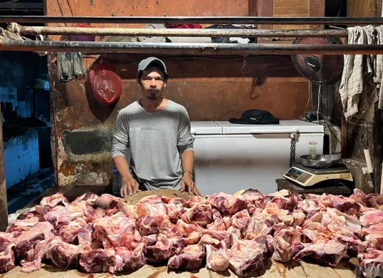 Pedagang daging di Pasar Mitra Tambora, Jakarta Barat, Rabu, 21 Januari 2026. (Sumber: Poskota/Pandi Ramedhan)