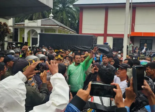 Warga di tiga kecamatan wilayah Bogor Barat melakukan aksi di kantor Kecamatan Cigudeg beberapa waktu lalu, buntut uang kompensasi penutupan tambang tak kunjung cair. (Sumber: Dok. Polres Bogor)