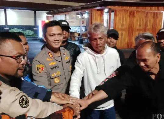 Kapolres Cimahi, AKBP Niko Nurulloh Adi Putra (tengah), damaikan kedua kelompok Ormas, di Mako Polres Cimahi, Jalan Amir Machmud, Rabu 21 Januari 2026. (Sumber: Poskota/Gatot Poedji Utomo)
