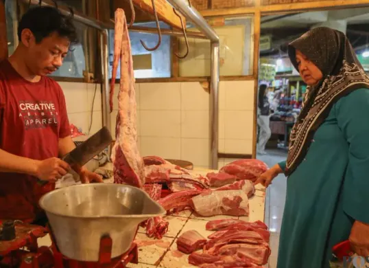 Dinas KPKP DKI Jakarta buka suara soal lonjakan harga daging sapi jelang bulan Ramadan. (Sumber: Poskota/Bilal Nugraha Ginanjar)