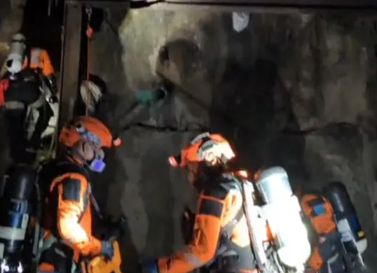 Tim SAR saat memasuki lubang galian penambang ilegal si area PT Antam, Nanggung, Kabupaten Bogor. (Sumber: Basarnas)