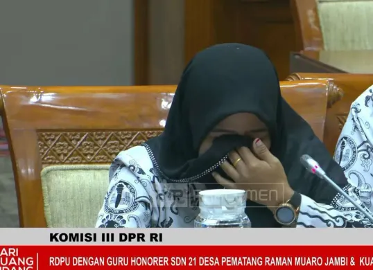 Tangkapan layar guru honorer di Sekolah Dasar Negeri (SDN) 21 Desa Pematang Raman, Kecamatan Kumpeh, Kabupaten Muaro Jambi, Tri Wulansari. (Sumber: YouTube/TV Parlemen)