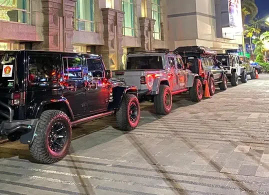 JKONE Owners Club Indonesia sebagai komunitas pemilik Jeep Wrangler dan Gladiator di bawah naungan IOF. (Sumber: Indomobil)