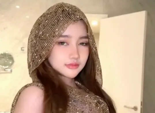 Viral video Saylviee menggunakan kustom unik sensual yang bikin penasaran (Sumber: Instagram/@saylviee)