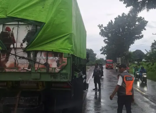 Petugas melakukan pengaturan lalu lintas dan pemeriksaan truk pengangkut batubara di jalur Lubuk Linggau, Sumatera Selatan, menyusul pembatasan operasional angkutan batubara yang berdampak pada pasokan PLTU Bengkulu. (Sumber: Istimewa)
