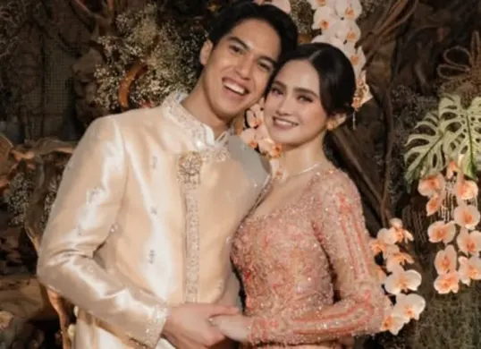 Momen kebersamaan El Rumi dan Syifa Hadju yang kini dikabarkan tengah mempersiapkan pernikahan, termasuk pengurusan administrasi di KUA. (Sumber: Instagram/@syifahadju)