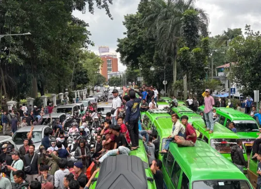 Sopir angkot memblokir Jalan Ir Juanda saat demo menolak penghapusan angkot tua di Kota Bogor. (Sumber: Poskota/Giffar Rivana)