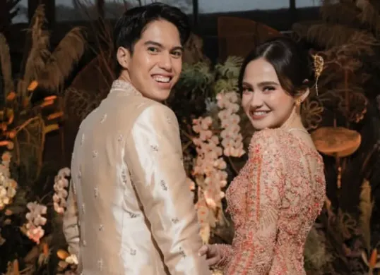 Momen lamaran El Rumi dan Syifa Hadju dapat disaksikan lewat link streaming di SCTV dan Vidio. (Sumber: Instagram/@syifahadju)