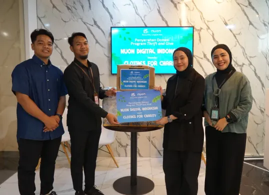 Penyerahan Donasi Pakaian Layak Pakai dari Program CSR Thrift & Give dalam Rangka HUT ke-15 Nuon kepada Clothes for Charity di Jakarta Rabu, 17 Desember 2025. (Sumber: Corporate Communication PT Telkom Indonesia (Persero) Tbk)