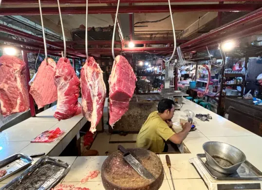 Potret salah satu pedagang daging sapi di Pasar Cibinong, Bogor tampak sepi pembeli, Kamis 22 Januari 2026. (Sumber: Poskota/Giffar Rivana)