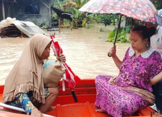 Potret ibu hamil yang dievakuasi karena banjir di Kecamatan Patia, Kabupaten Pandenglang. (Sumber: Poskota/Samsul Fatoni)
