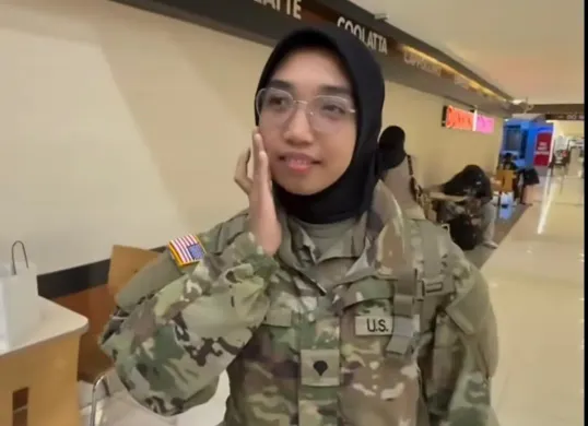 Kezia Syifa yang tengah menjadi perbincangan warganet setelah viral unggahan yang menampilkan sosok perempuan muda berhijab mengenakan seragam militer Amerika Serikat. (Sumber: Instagram/@bunda_kesidaa)