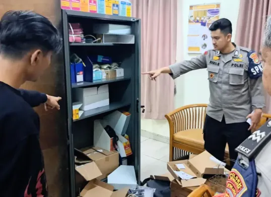 Petugas SPKT Polsek Sukmajaya melakukan cek TKP pembobolan sekolah SDN 1 Kalibaru, Cilodong, Kota Depok, Kamis pagi, 22 Januari 2026. (Sumber: Polsek Sukmajaya)