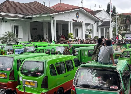 Para sopir angkot berdemonstrasi di depan Balai Kota Bogor, Kamis, 22 Januari 2026. (Sumber: Poskota/Giffar Rivana)