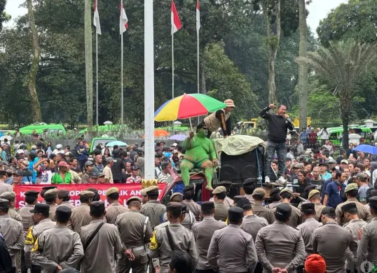 Sopir angkot di Bogor gelar aksi penolakan penghapusan angkot tua yang usianya sudah 20 tahun lebih. (Sumber: Poskota/Giffar Rivana)