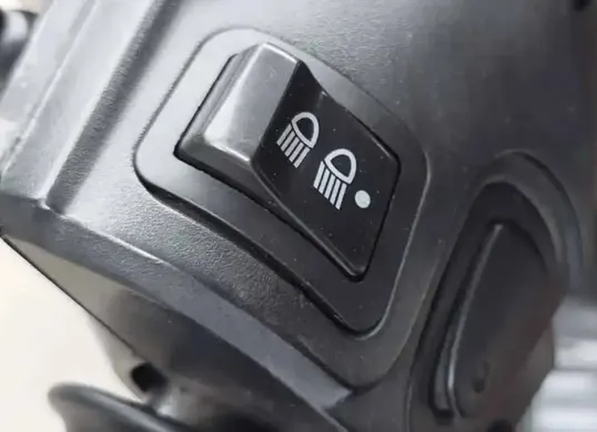 Ilustrasi penyebab umum saklar motor mati atau tidak berfungsi optimal agar terhindar dari risiko di jalan. (Sumber: WMS)