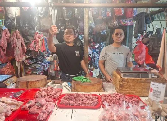 Uus, pedagang daging sapi di Pasar Reni Jaya Lama, Bojongsari Kota Depok, masih menjual daging sapi stok tersisa untuk dihabiskan. (Sumber: Poskota/Angga Pahlevi)