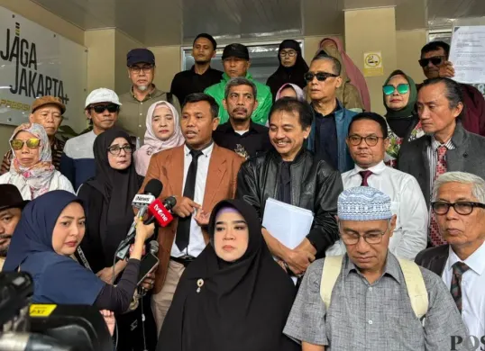 Mantan Menteri Pemuda dan Olahraga (Menpora) Roy Suryo dan rekan-rekannya saat ditemui di Polda Metro Jaya, Jakarta Selatan, Kamis, 22 Januari 2026. (Sumber: Poskota/Ali Mansur)