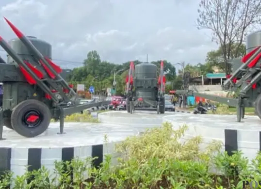 Tiga unit Rudal Rapier di kawasan Jalan Simpang Cihanjuang, Kota Cimahi. (Sumber: Poskota/Gatot Poedji Utomo)