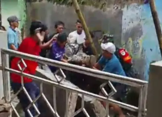 Salah satu korban tengah dievakuasi warga. (Sumber: Dok. BPBD Kabupaten Serang)