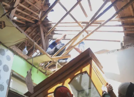 Ilustrasi rumah roboh. (Sumber: Pemkab Tangerang)