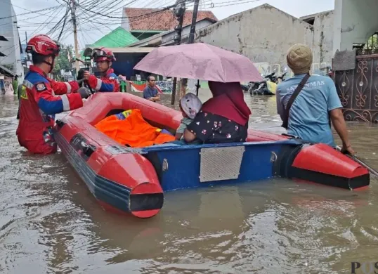 Banjir merendam ruas jalan dan permukiman di Jalan Kali Sekretaris, Duri Kepa, Kebon Jeruk, Jakarta Barat, Jumat, 23 Januari 2026. (Sumber: Poskota/ Pandi Ramedhan)
